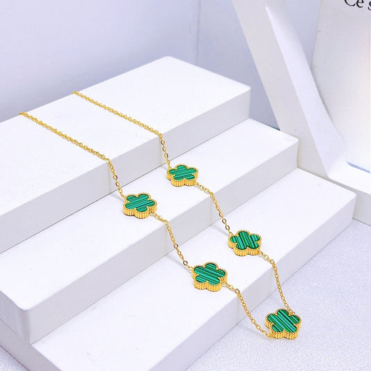 Цветно позлатено колие с форма на цвете