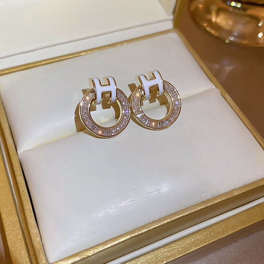 Обеци с циркон и буквата H